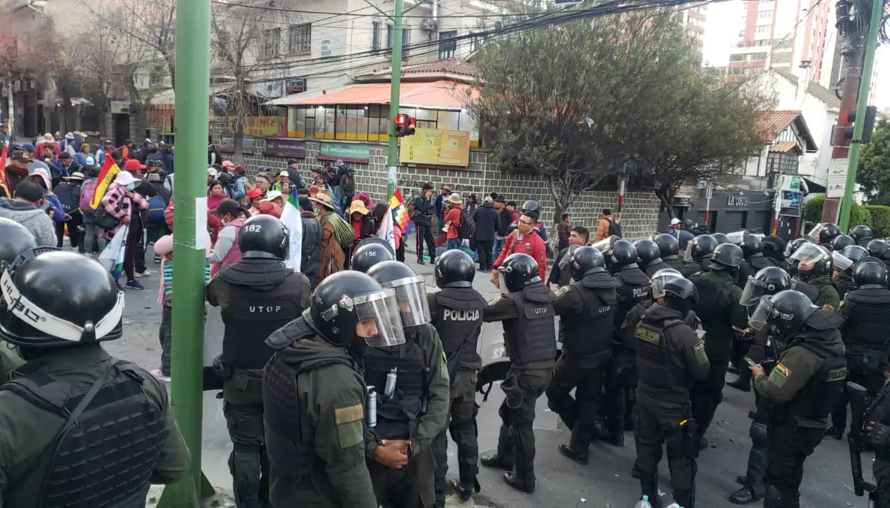 Tras los hechos violentos en La Paz, la Policía continúa resguardando al TSE 