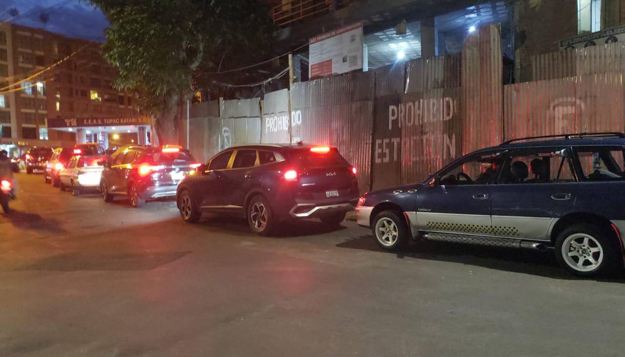 “Estamos en la fila más de dos horas”: Choferes se quejan por las filas de gasolina en La Paz y Santa Cruz