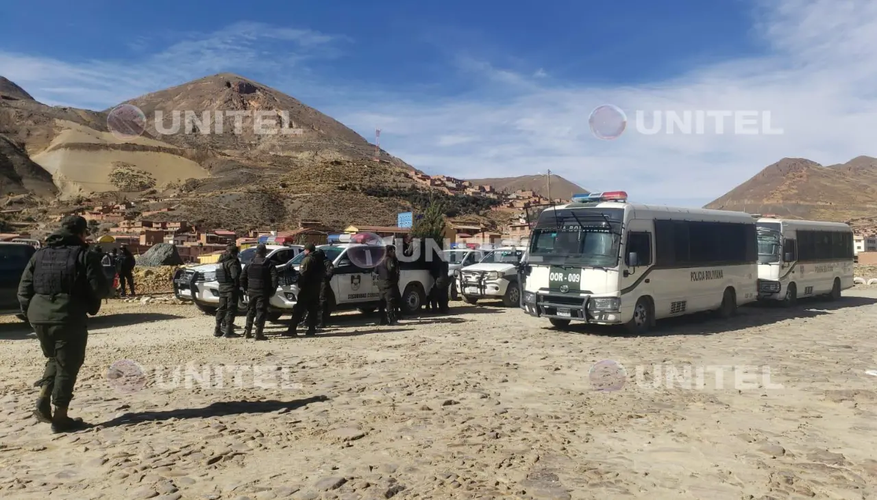 Ministro de Gobierno llega a Huanuni con un contingente policial para partir a Llallagua para otro intento de desbloqueo