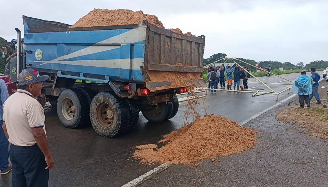 Agricultores mantienen bloqueo en Yapacaní, en puertas del diálogo con el Gobierno: “Si no hay acuerdo, se tomarán los pozos petroleros”