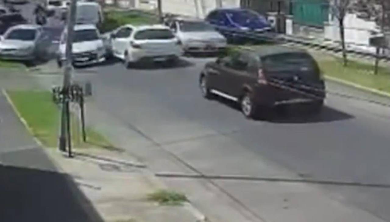 Delincuentes roban en una casa y en su afán de huir chocan contra dos vehículos