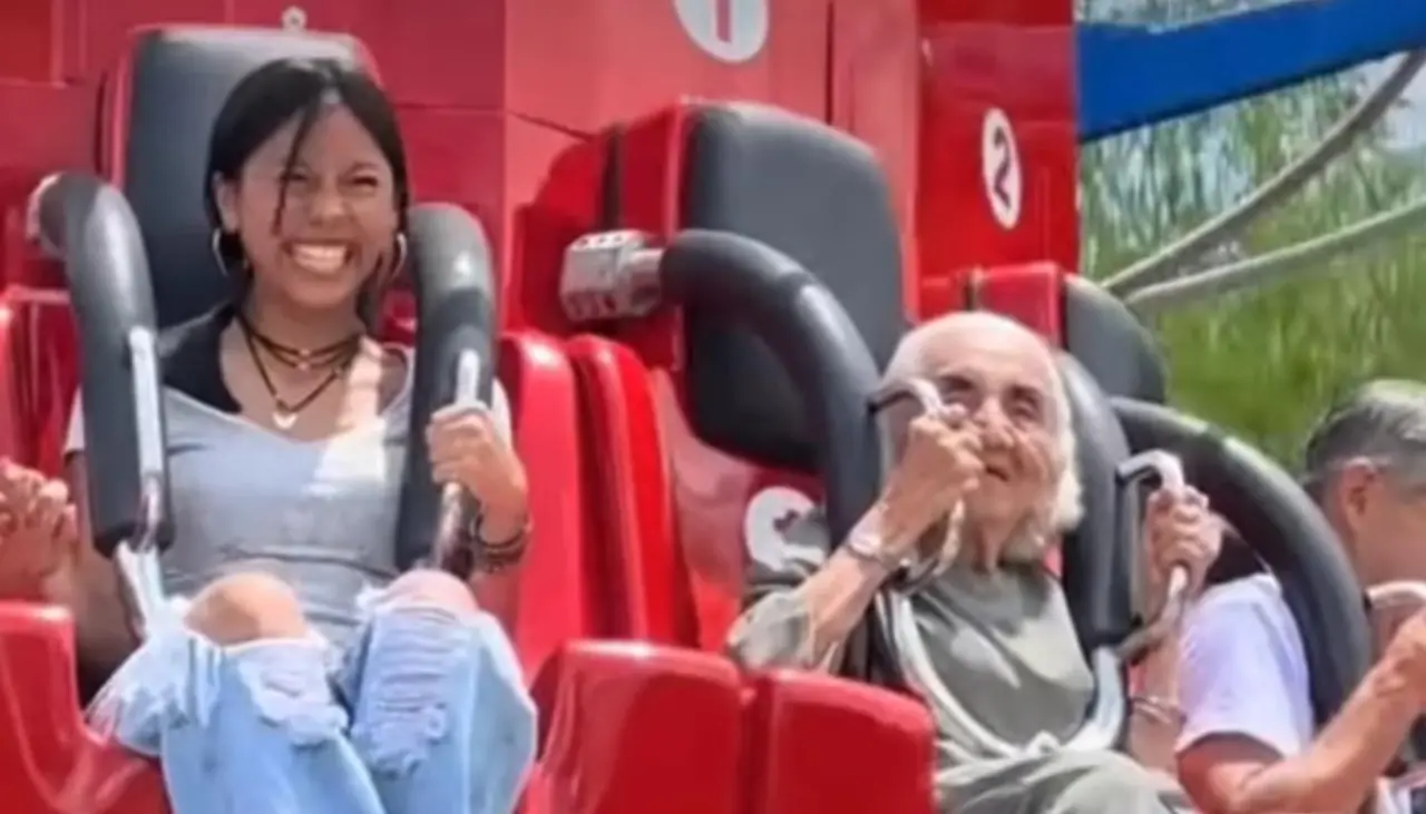 ¡Impresionante! Anciana desafía la gravedad y se sube a un juego mecánico