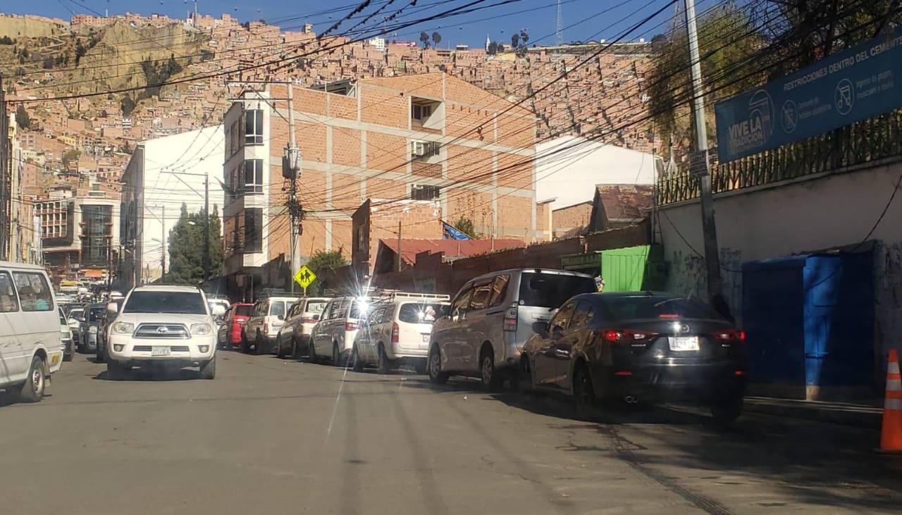 “Seguimos peregrinando por el diésel”: Choferes dicen que volvieron las filas por combustible en el país 