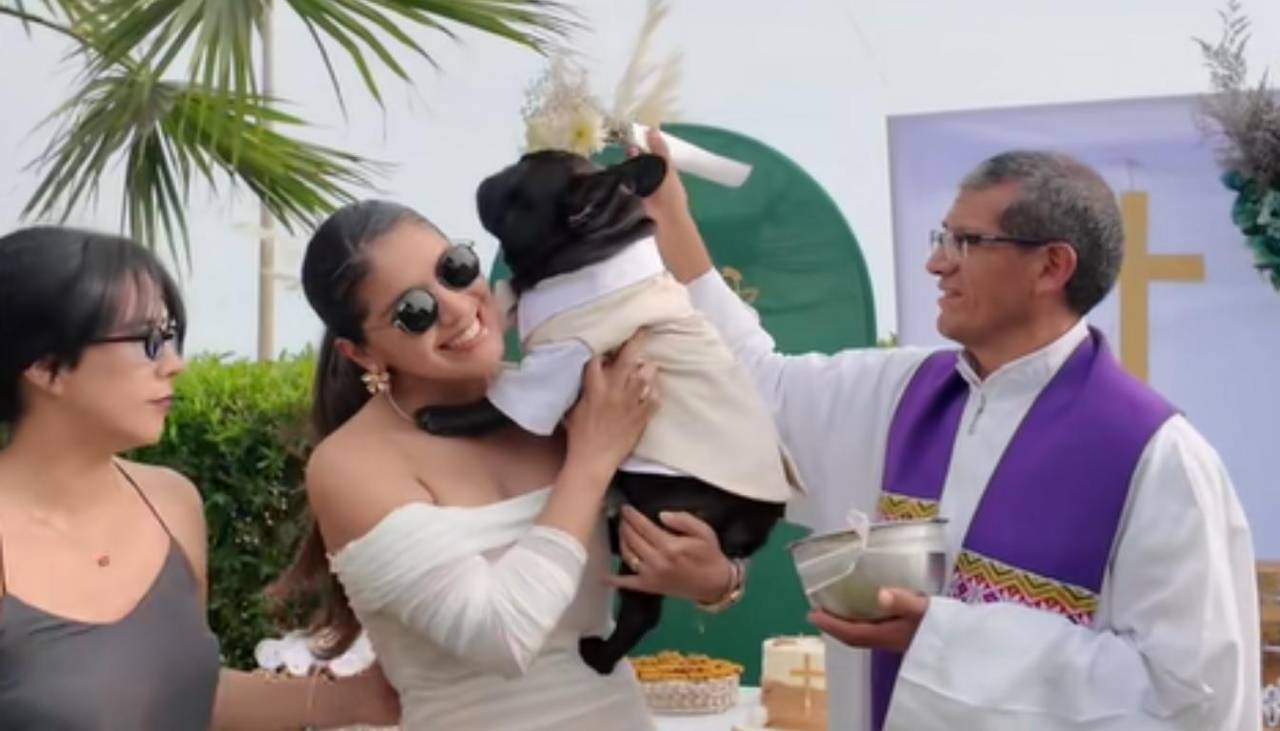 Agua bendita y fiesta: así fue el bautizo de un perrito que enterneció las redes sociales