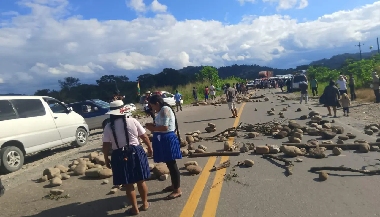 Evistas bloquean la ruta nueva Cochabamba - Santa Cruz en protesta por las aprehensiones y gasificación en La Paz 