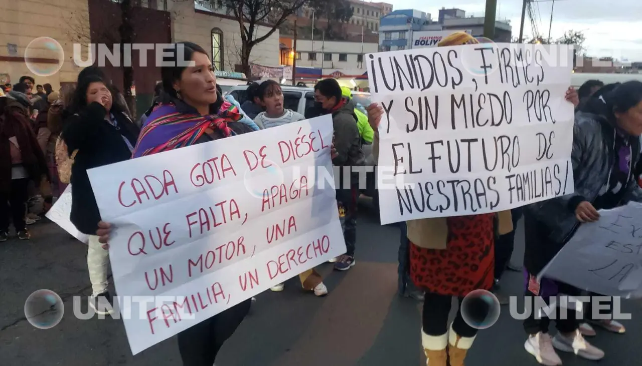 “No podemos aguantar más”, trabajadores de empresas de buses marchan en La Paz por diésel