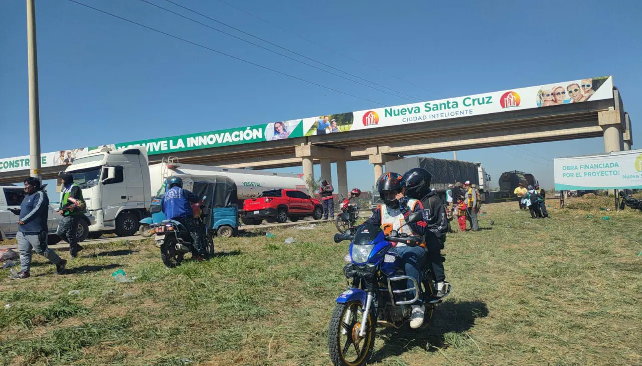 Mototaxistas levantan bloqueo por subida de pasaje en la carretera Santa Cruz - Warnes