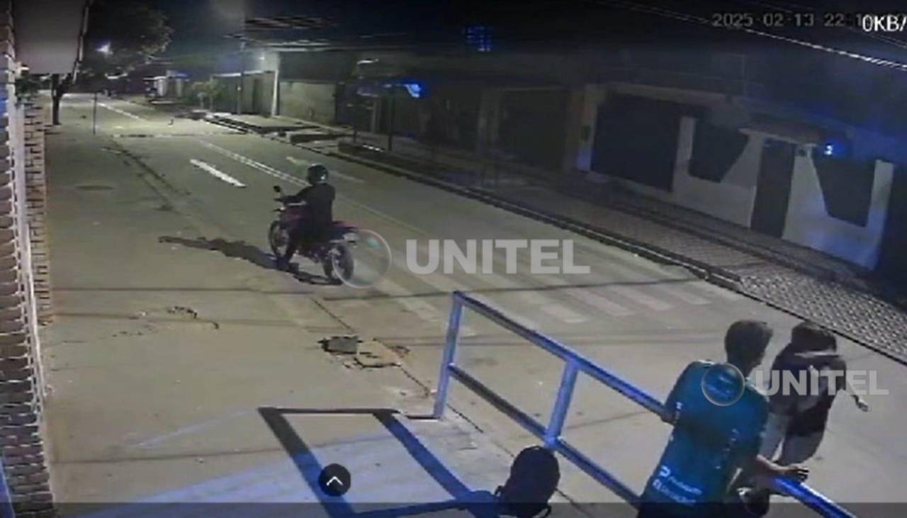 Empuñando un cuchillo, delincuente baja de una moto y roba un celular tras forcejear con su víctima