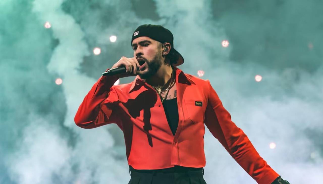 Fanática agarra del cuello a Bad Bunny en pleno show en Argentina: así reaccionó el cantante
