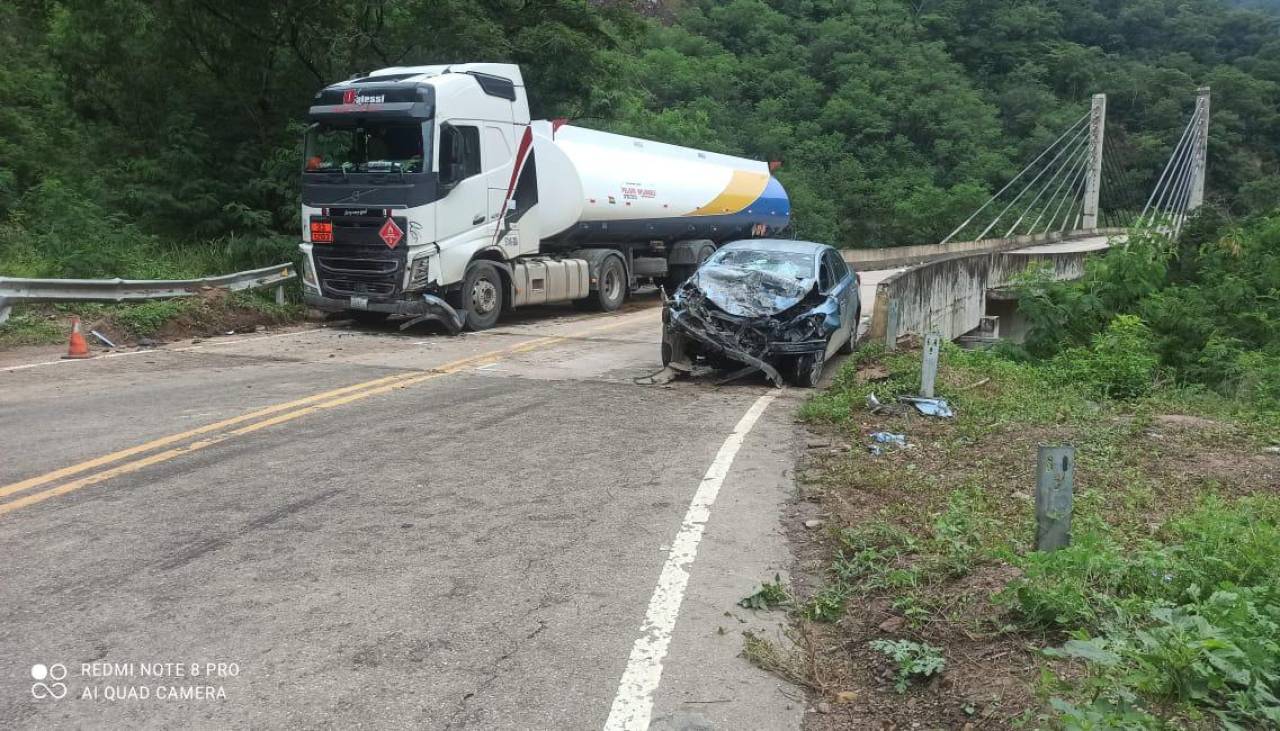 Identifican a las dos personas que fallecieron en choque frontal de auto y una cisterna