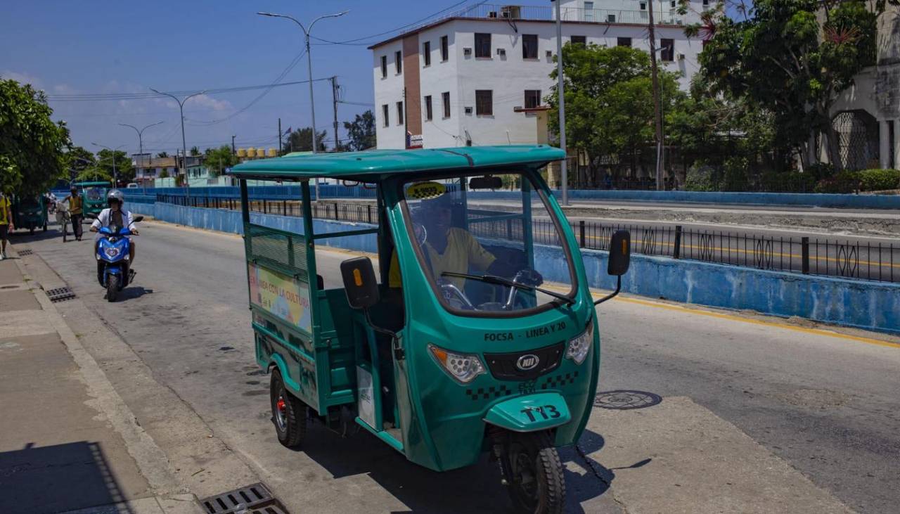El "duro trabajo" de los triciclos eléctricos para aliviar la crisis de basura en Cuba