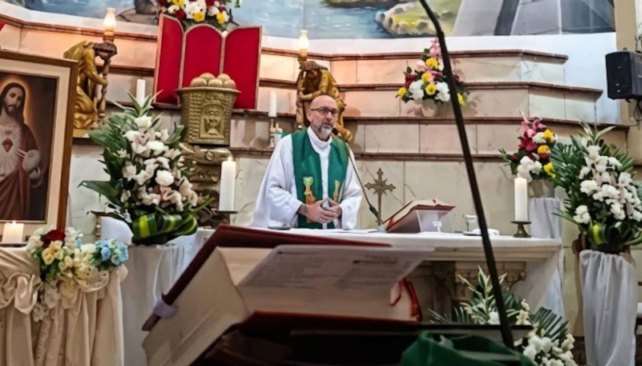 Tragedia en la misa: Una enorme cruz de madera cayó sobre un sacerdote y le causó la muerte