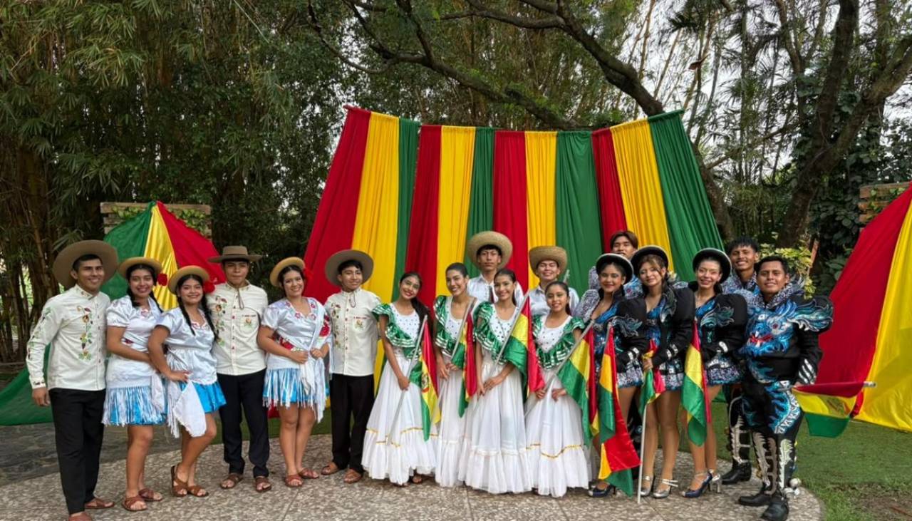 Homenaje a Bolivia: jóvenes celebran los 201 años con danzas típicas 