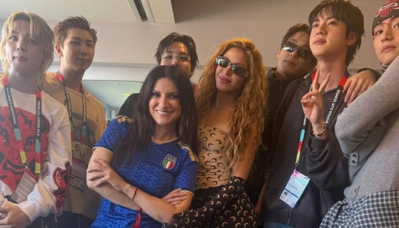 ¡Momento ARMY! Laura Pausini y Shakira posan junto a BTS tras la gran Final del Mundial 