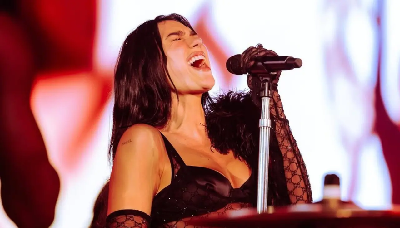 Dua Lipa causa furor en Brasil al cantar temas locales durante su show