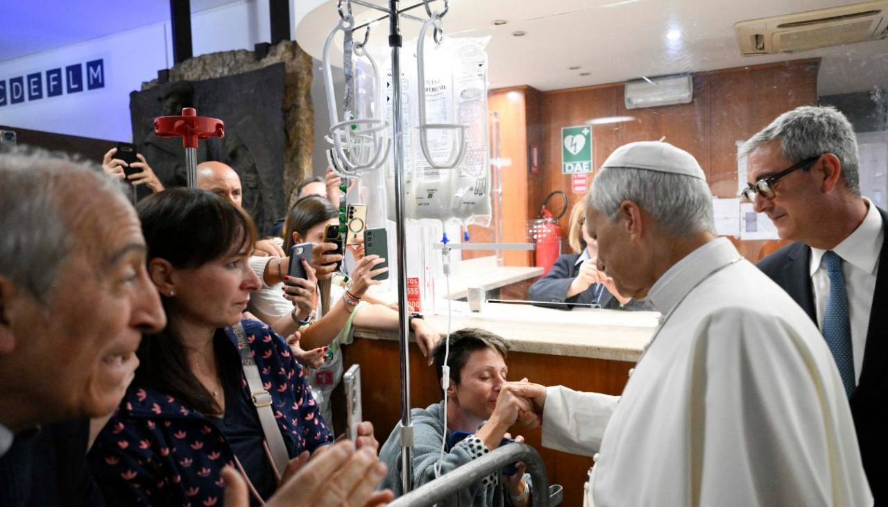 El papa León XIV abandona el hospital Gemelli de Roma tras la operación por un cáncer