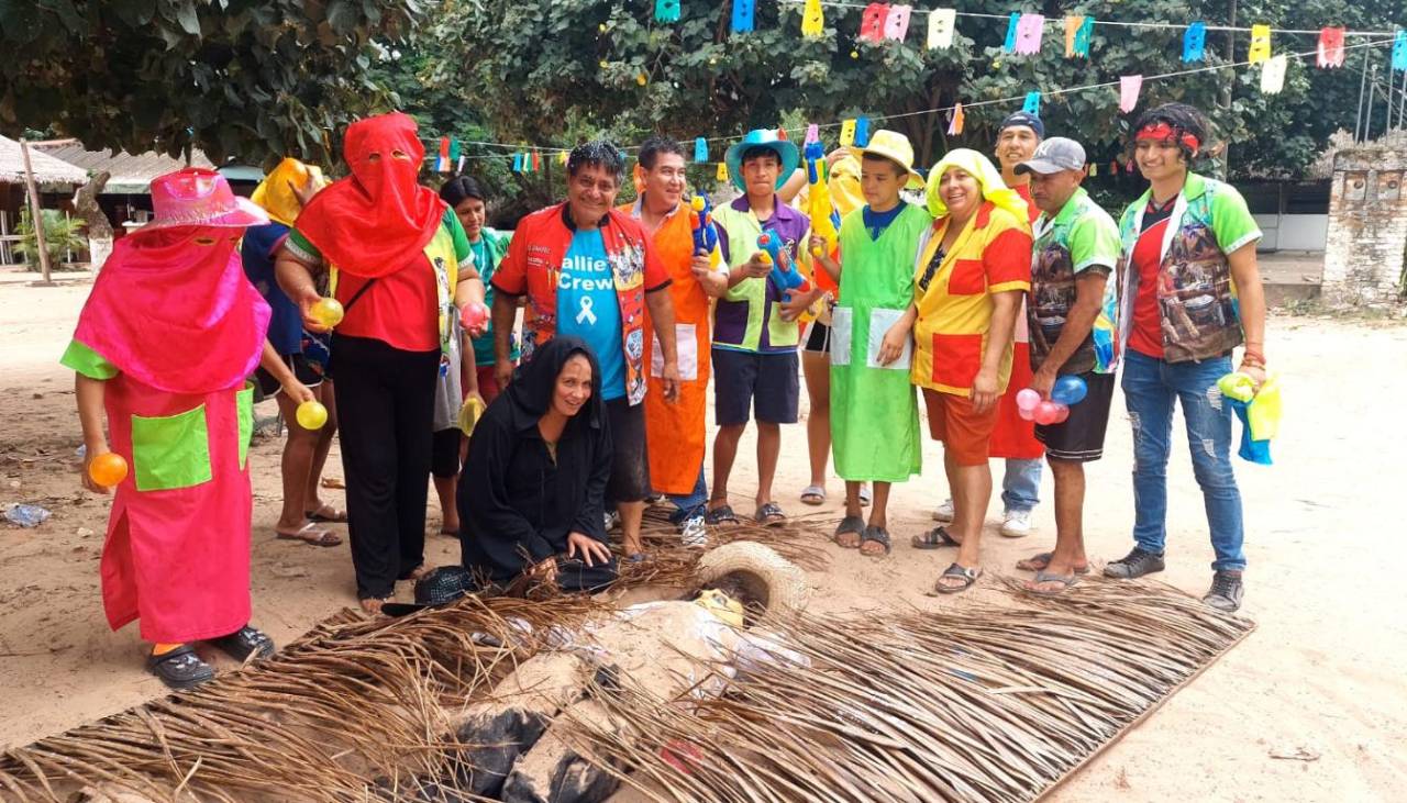 La Cabaña del río Piraí despide el Carnaval con el tradicional entierro del muñeco