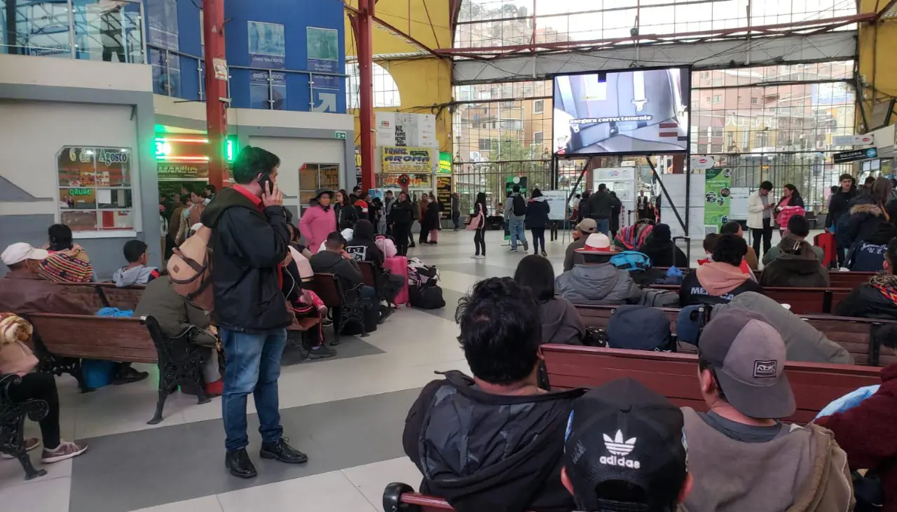 A poco del retorno a clases, hay alta demanda de viajes en medio de la falta de diésel y reclamos por precios del pasaje