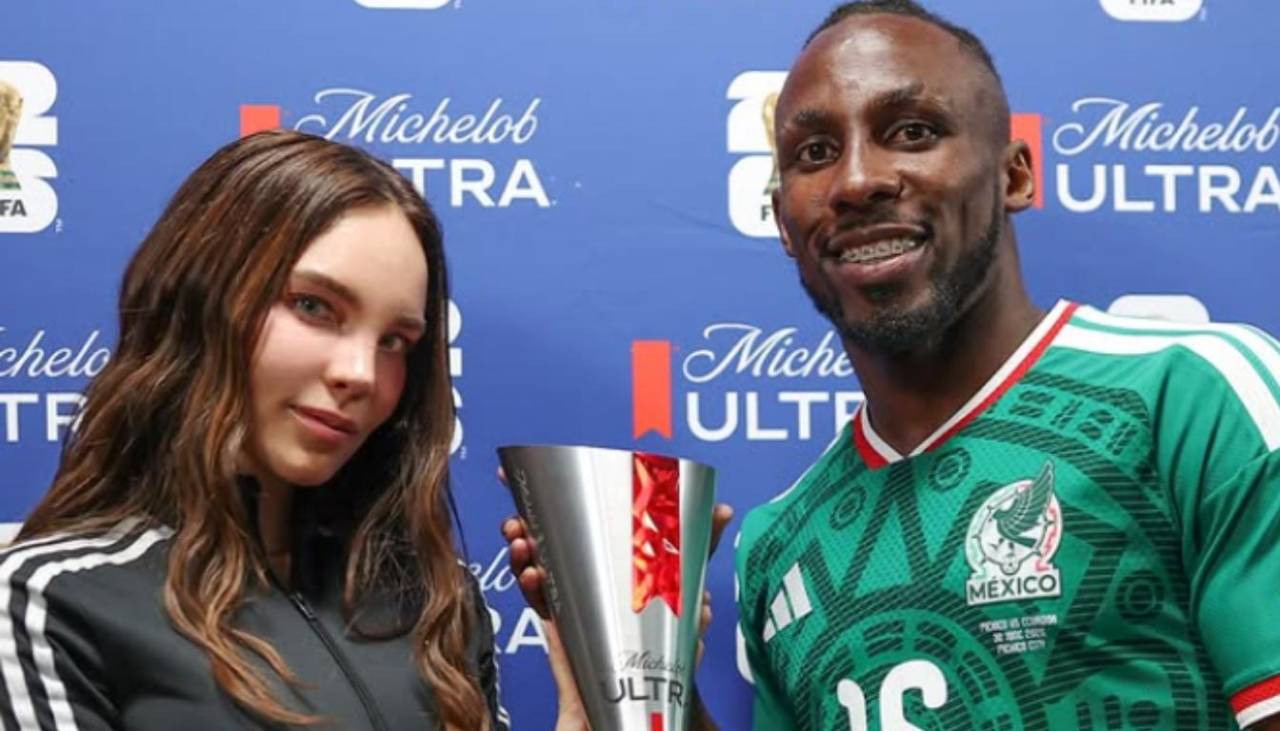 Belinda entrega el premio al MVP y felicita a Julián Quiñones tras el triunfo sobre Ecuador