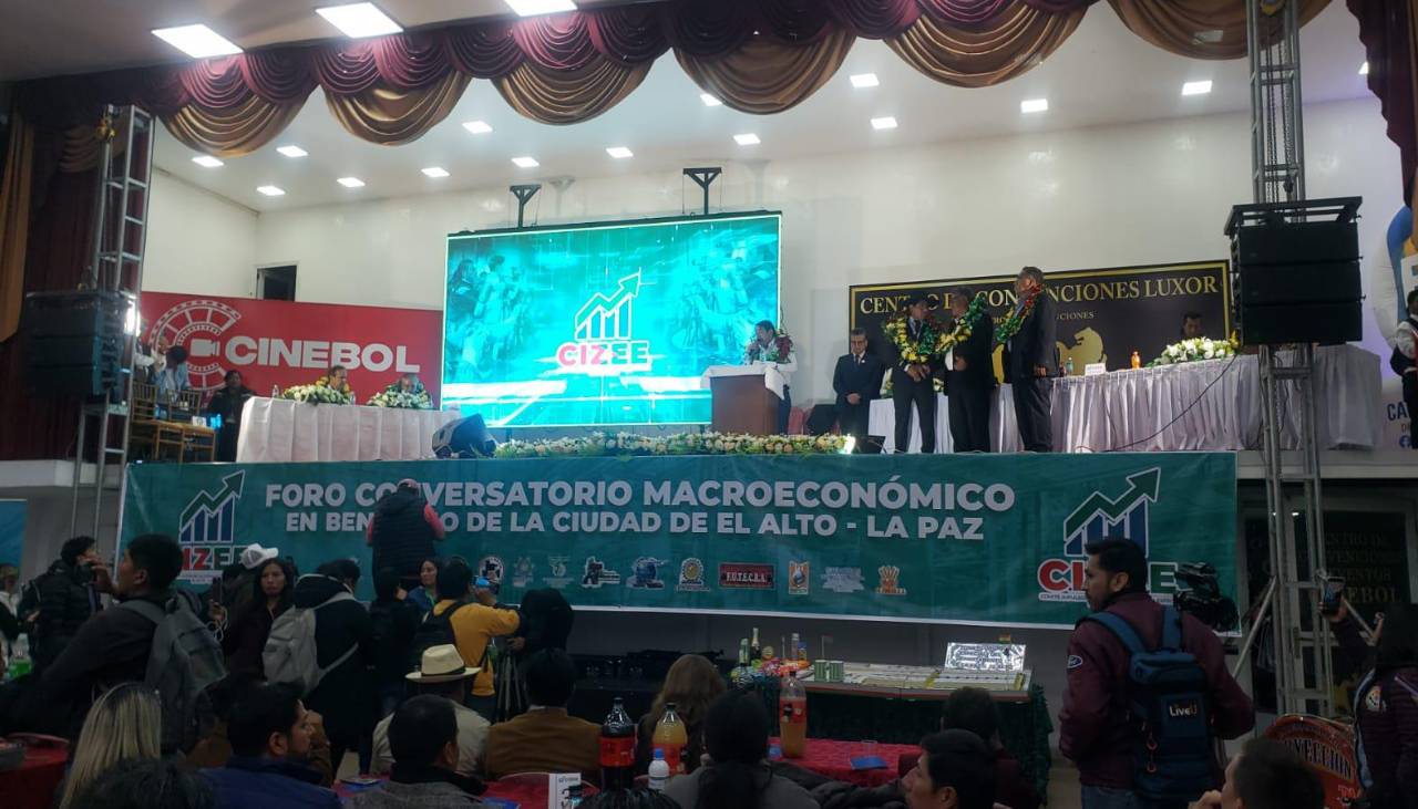“La mejor mano de obra del mundo está en El Alto”, afirma Tuto Quiroga en foro económico