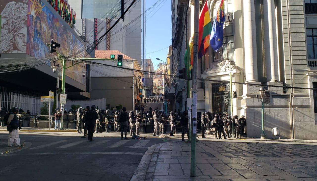 Gobierno y mineros cooperativistas sostienen diálogo mientras sus bases se enfrentan con la Policía