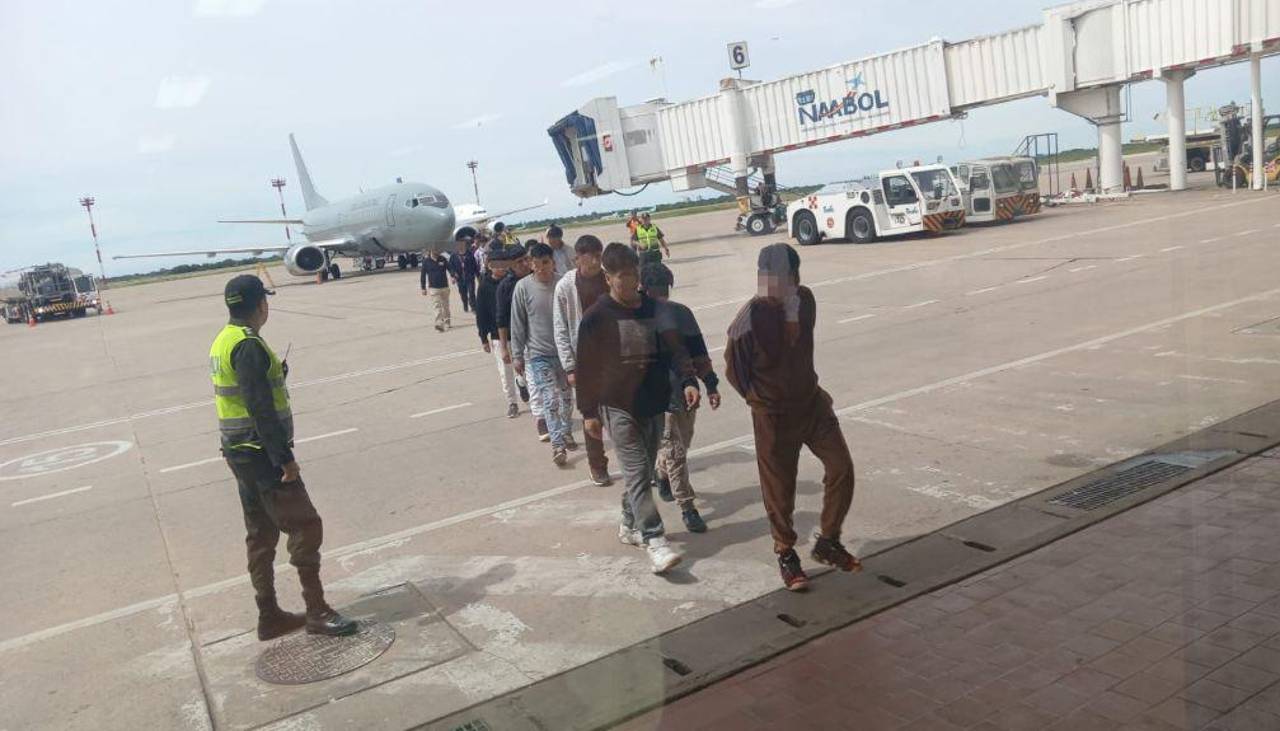 Llegan a Santa Cruz los 17 bolivianos expulsados de Chile en el marco de la nueva política de Kast 