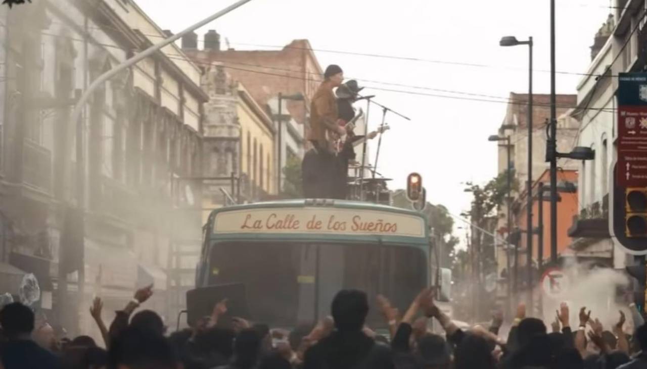 Banda U2 reúne a cientos de fans en una plaza de México para grabar un videoclip