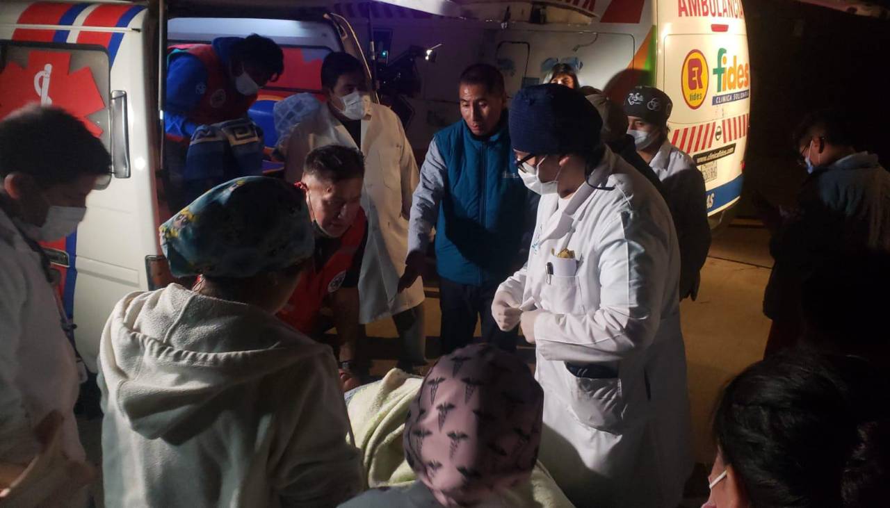 17 heridos del bus embarrancado en Apolo llegan a La Paz en un avión militar y son trasladados a hospitales
