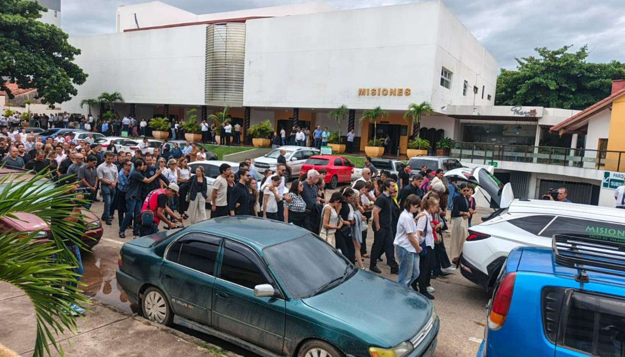 Dan el último adiós a los pilotos fallecidos en accidente aéreo; las investigaciones siguen en curso