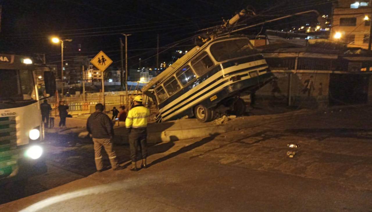 Micro se desliza en una calle pendiente y se estrella contra un parque de La Paz