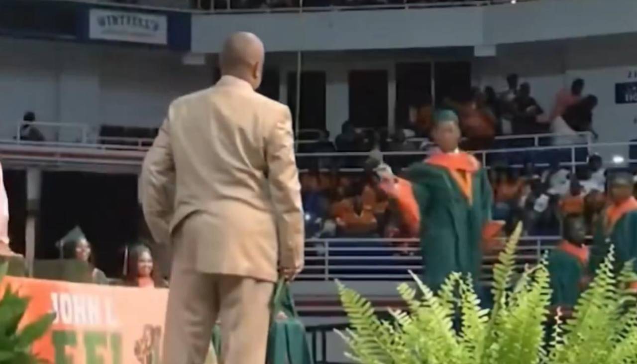 Video: Bailó antes de recibir su diploma de graduado y recibió una sorpresa de su director