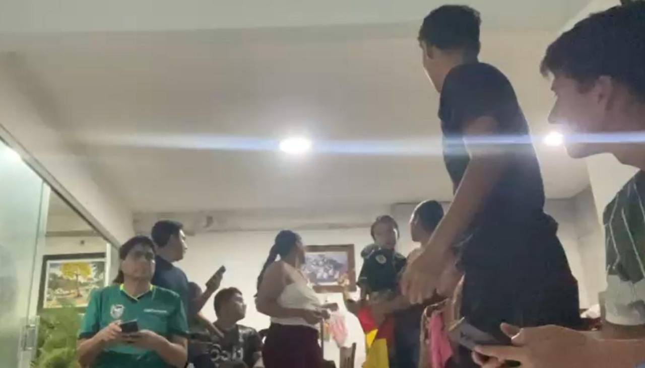 “¡Nooo!”, el internet se corta en el final de Bolivia - Surinam e hinchas celebran la victoria de con los cohetes de la calle 