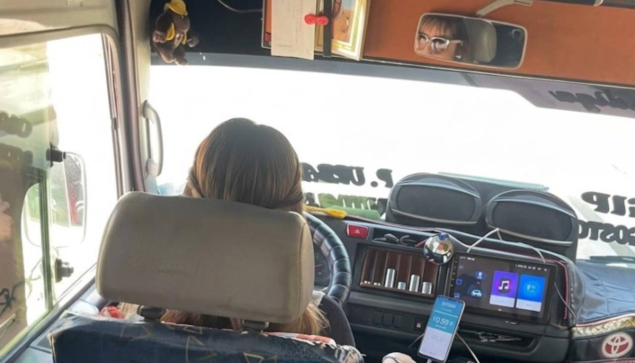 “Facturando con estilo”: Conductora de micro en Santa Cruz causa furor y se vuelve viral 