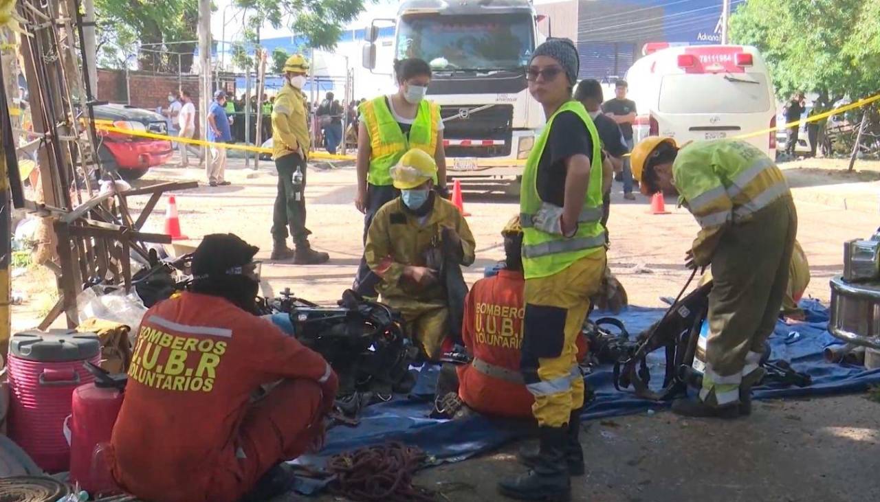 El otro lado del siniestro: La solidaridad de los cruceños que llevan agua y alimentos a los bomberos que luchan en Barrio Lindo
