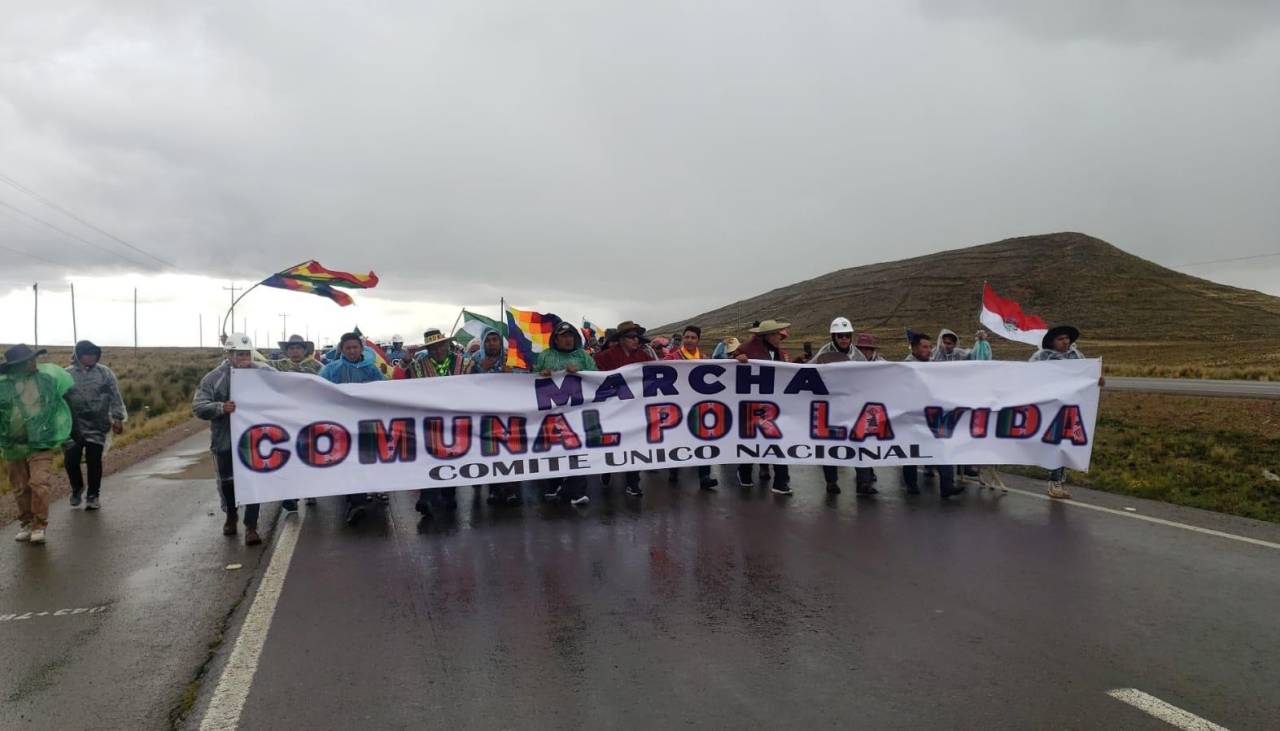 Pese a la lluvia, la marcha evista avanza hacia Calamarca con críticas contra Arce