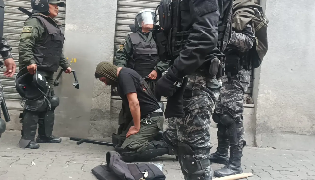 Protesta por el DS 5503: Lanzan petardos y dinamitas y se reportan al menos cuatro policías heridos 