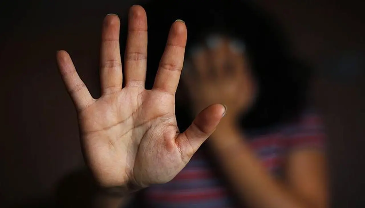 La invitaron a ver películas, pero era una trampa: Ocho jóvenes violaron a una menor de edad después de embriagarla