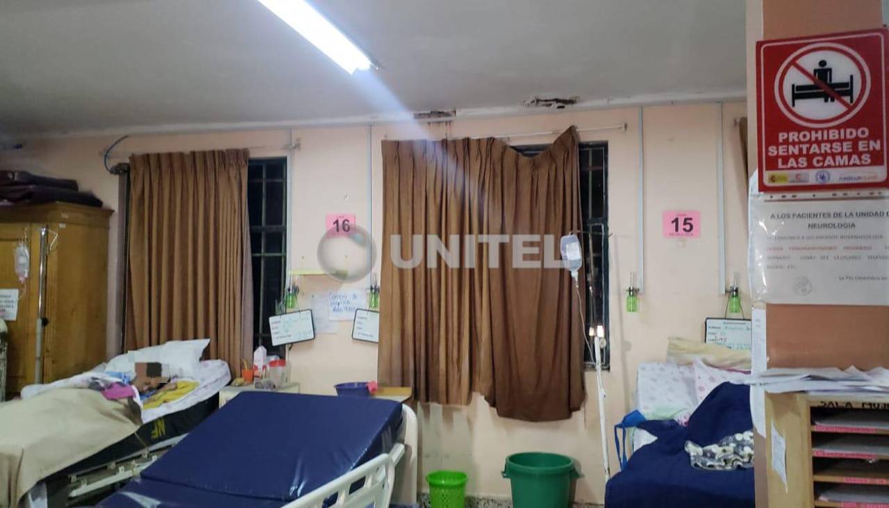 La lluvia inunda una sala del Hospital de Clínicas y trasladan a los pacientes