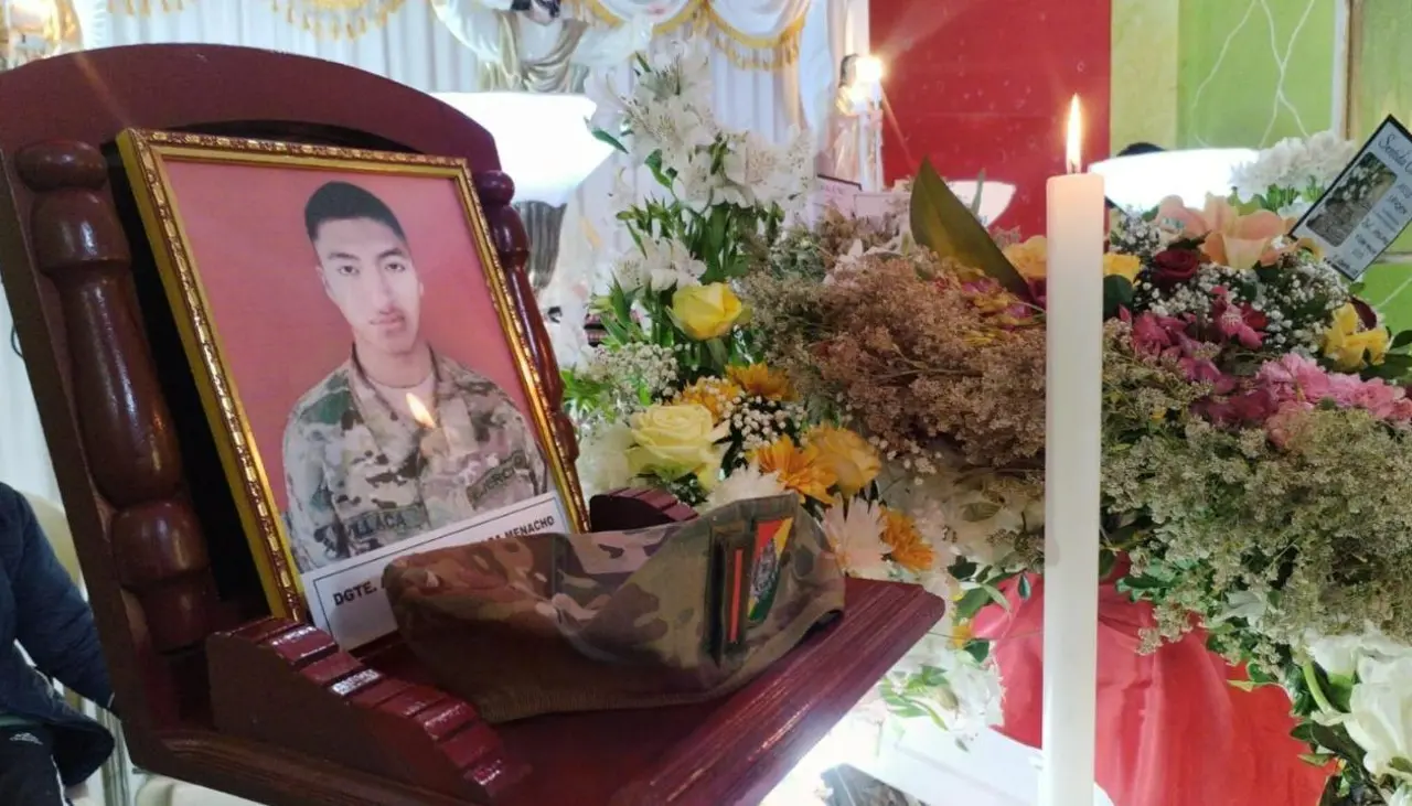 “Quiero saber la verdad”: Joven de 20 años fallece en un cuartel en Tarija y su familia pide investigar 