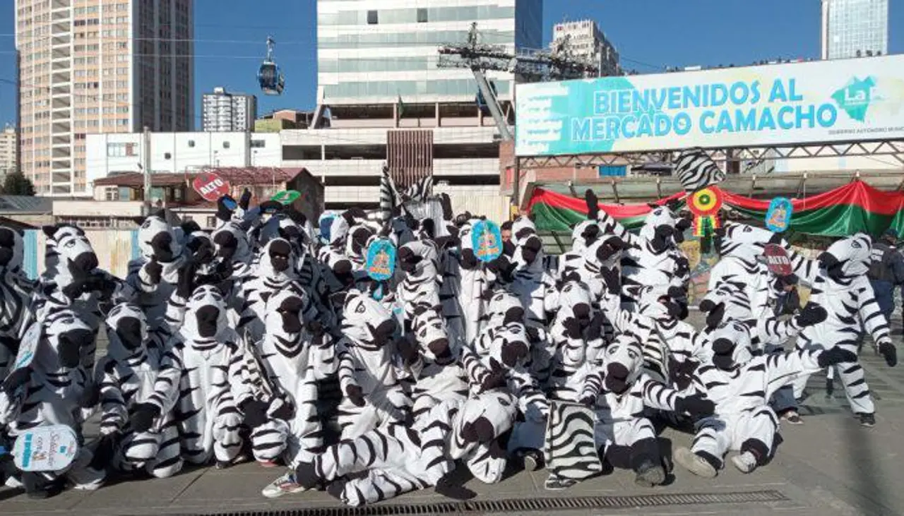 Vuelven ‘las cebras’ a las calles paceñas para informar sobre educación vial y ambiental