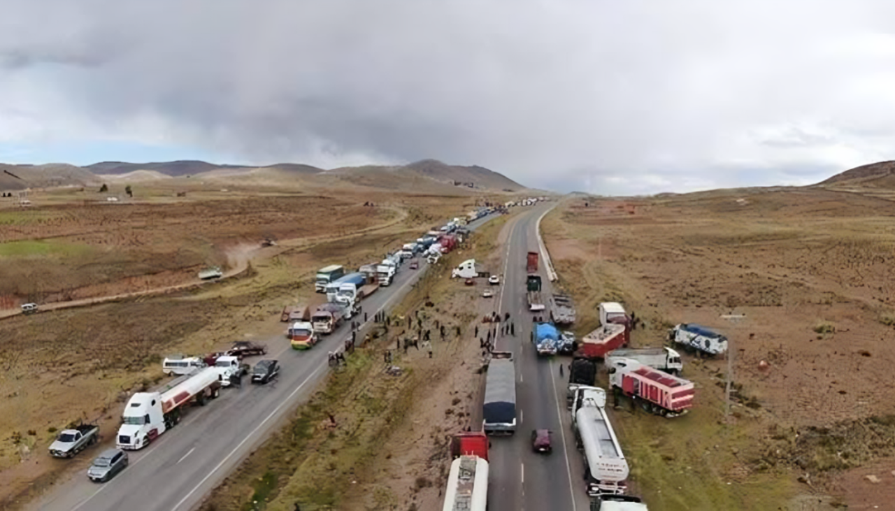“No ha llegado la carga a La Paz”: Comerciantes dicen que 30 camiones con pollo permanecen parados por bloqueos en Oruro