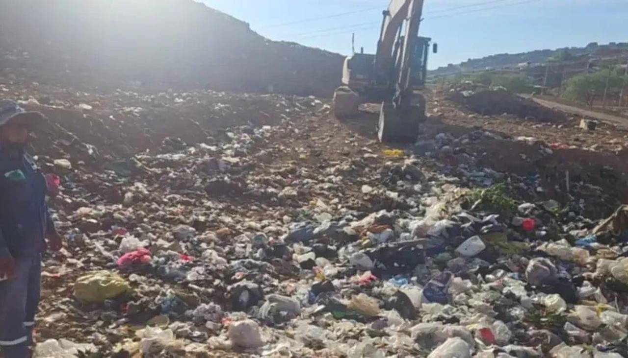 Policía presume que hombre hallado muerto en K’ara K’ara, se asfixió en medio de la basura tras dormir en un contenedor