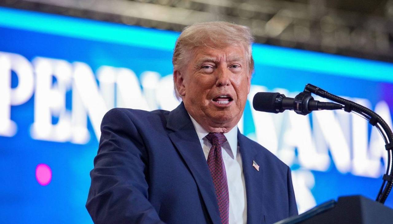 Trump dice que Irán debe elegir entre un “acuerdo” o la “rendición total”