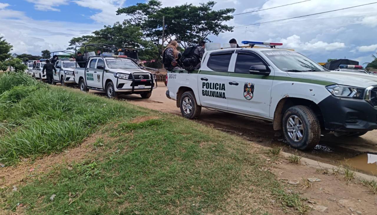 Comitiva de desalojo llegó hasta Las Londras para iniciar los operativos a pesar de los ataques hacia la caravana