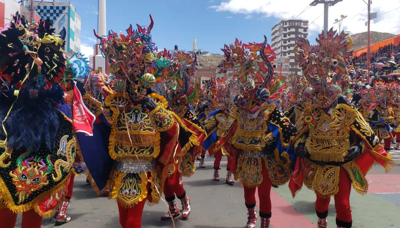 Oruro sigue maravillando al mundo: Las danzas bolivianas brillan en el Domingo de Carnaval