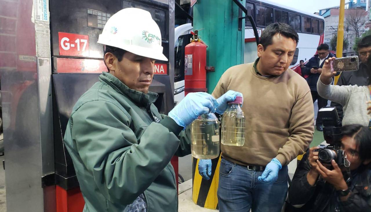 ANH y transportistas inspeccionan surtidores tras denuncias por “mala calidad” de la gasolina en La Paz