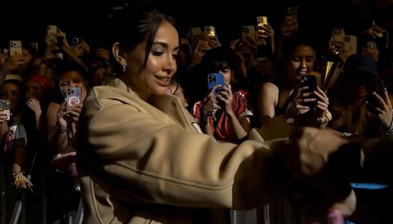 Sabrina Carpenter “arresta” a María Becerra en pleno concierto 