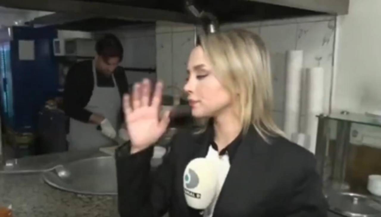 Reportera casi vomita al informar desde una tienda de comida