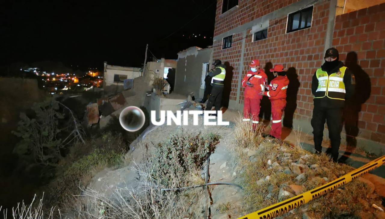 Se escuchó un ruido y todo se vino abajo: talud provoca derrumbe de al menos cuatro casas y evacúan familias en La Paz