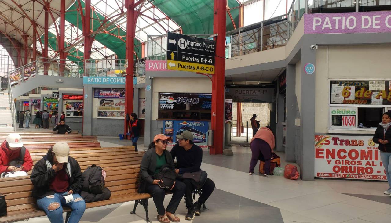 Viajes de La Paz a Cochabamba son “irregulares” tras derrumbe en la carretera, según Tránsito